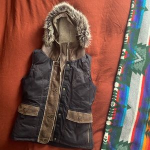 ARKTIK™ DOWN VEST in Raven.